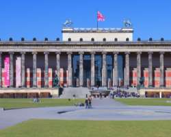 Initially, the Altes Museum was named Königliches Museum, it got its current name in 1841.